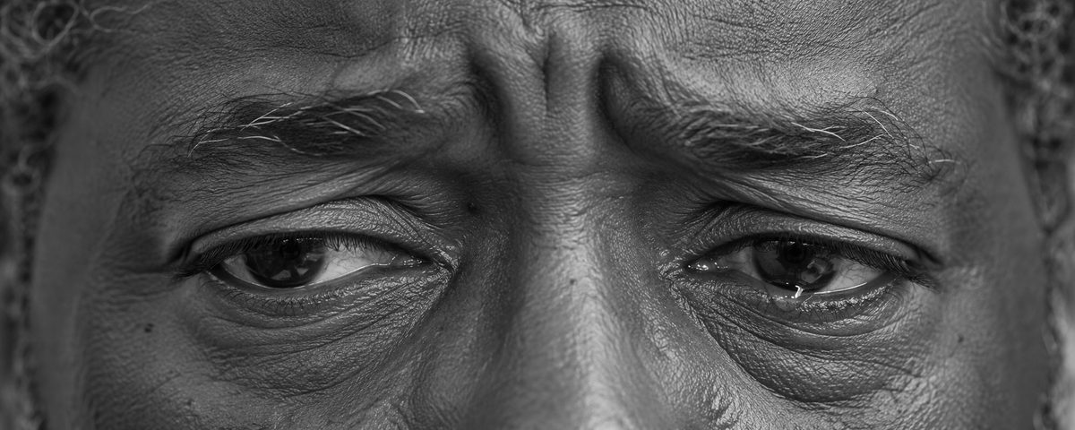 La foto de práctica: los ojos de un hombre, con las cejas juntas y levantadas en el extremo interior y la mirada un poco hacia abajo